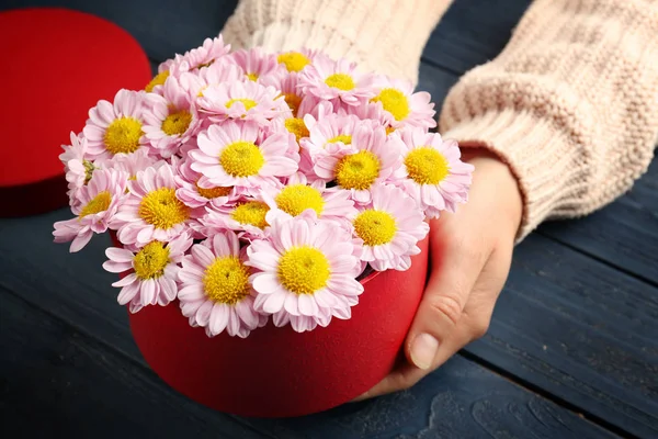 Woman holding beautiful flowers — Stock Photo, Image