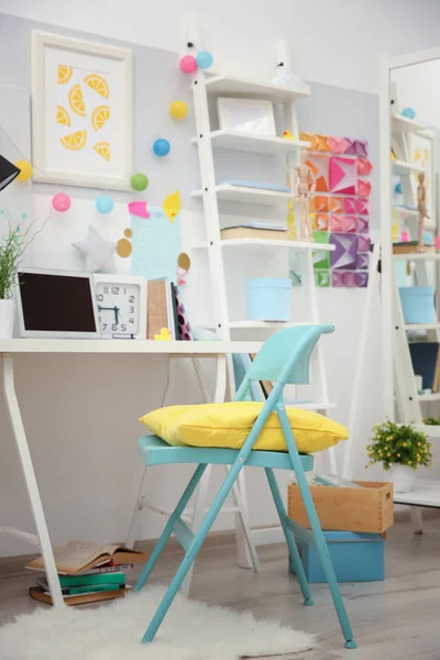 Werkplek met laptop op tafel — Stockfoto