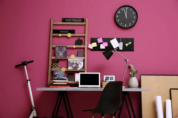 Local de trabalho com laptop na mesa — Fotografia de Stock