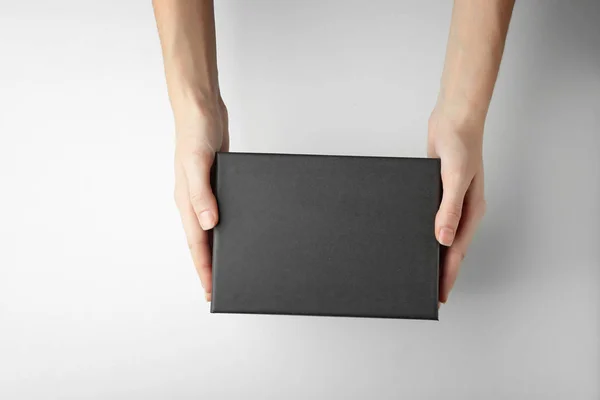 Kara kutu ile eller — Stok fotoğraf