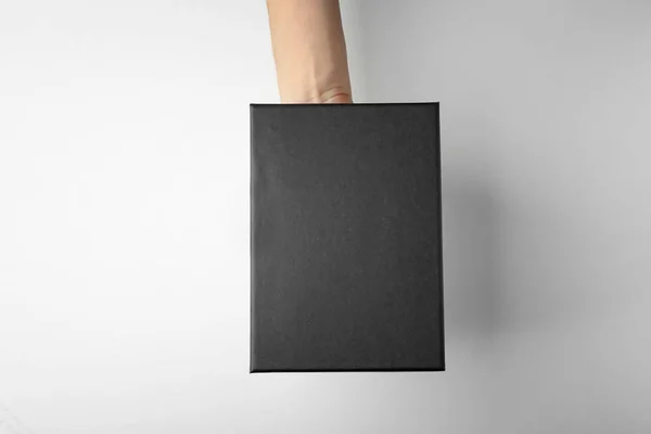 Vrouwelijke hand met black box — Stockfoto