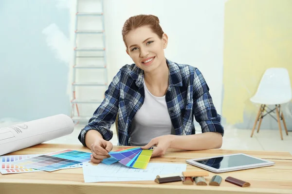 Female decorator choosing colors — Stock Photo, Image