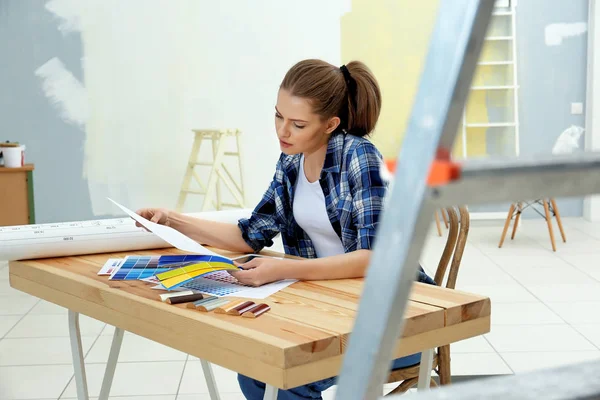 Decorador escolher cores — Fotografia de Stock