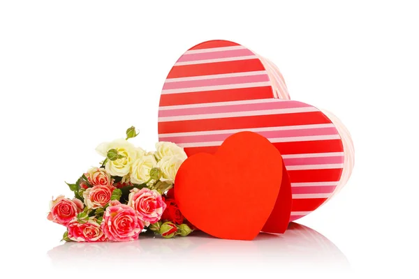 Caja de regalo con flores y tarjeta de felicitación — Foto de Stock