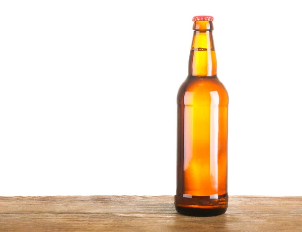 Butelka piwa na drewnianym stole — Zdjęcie stockowe