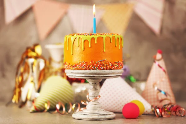Bolo delicioso com vela de aniversário feliz — Fotografia de Stock
