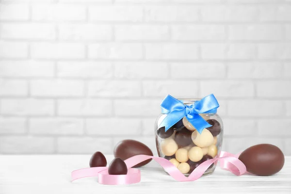 Vaso di vetro con dolci e uova di cioccolato — Foto Stock