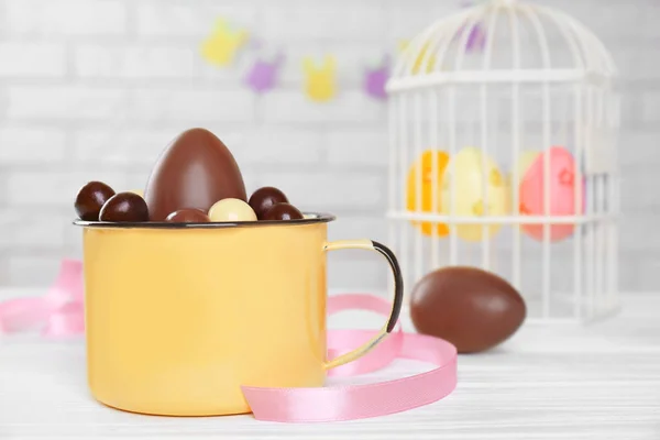 Stalen Mok met chocolade zoetigheden — Stockfoto