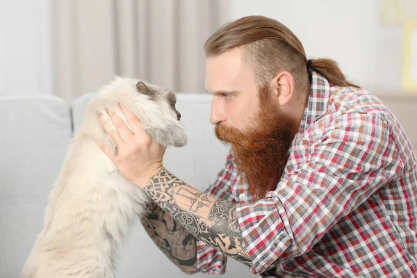 Vousatý muž s chlupatou kočičku — Stock fotografie