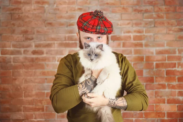 大胡子的男人和毛茸茸的猫 — 图库照片