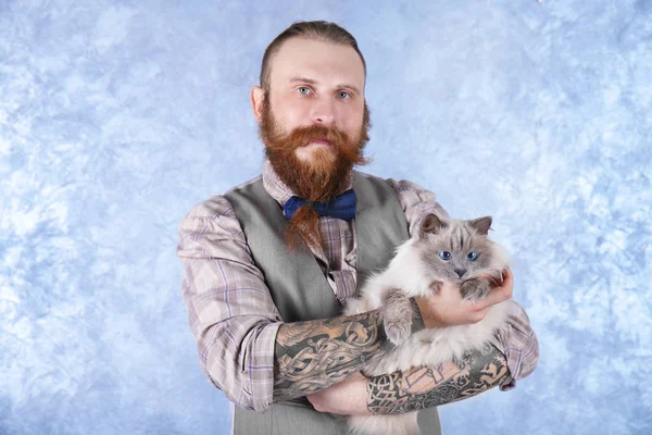 Молодой бородатый мужчина с пушистым котом — стоковое фото