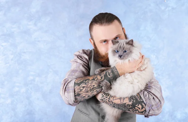 Молодой бородатый мужчина с пушистым котом — стоковое фото