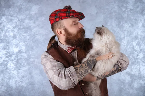 Young bearded man  with fluffy cat — Stock Photo, Image