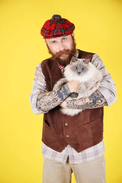 Young bearded man  with fluffy cat — Stock Photo, Image