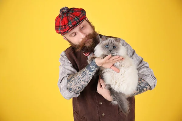 Young bearded man  with fluffy cat — Stock Photo, Image