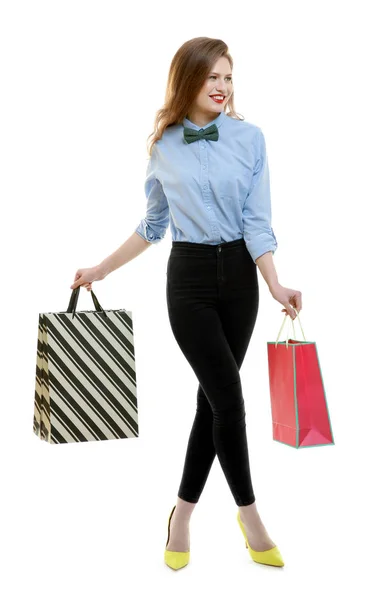 Mooie jonge vrouw met papieren zakken — Stockfoto