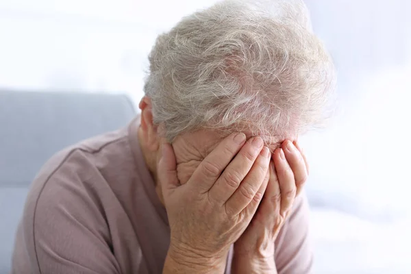 Depressed elderly woman at home — Stock Photo, Image