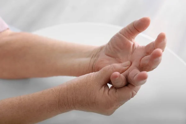 Starsza kobieta cierpi na ból w dłoni — Zdjęcie stockowe