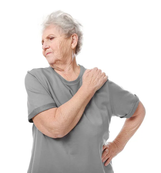 Starší žena trpí bolestí v rameni na bílém pozadí — Stock fotografie