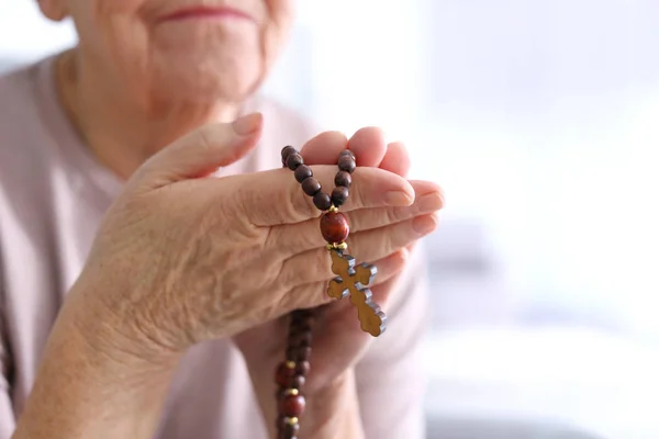 Wanita tua dengan manik-manik rosario di rumah, closeup — Stok Foto