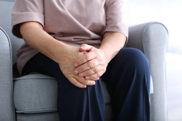 Mujer anciana que sufre de dolor en la rodilla —  Fotos de Stock
