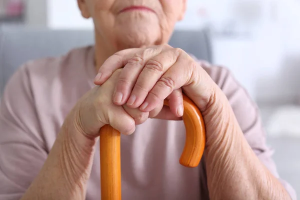 Ältere Frau mit Gehstock zu Hause, Nahaufnahme — Stockfoto