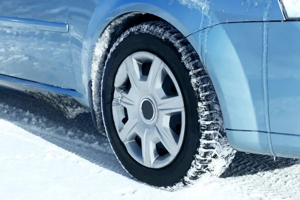 Auto wiel op winterdag — Stockfoto