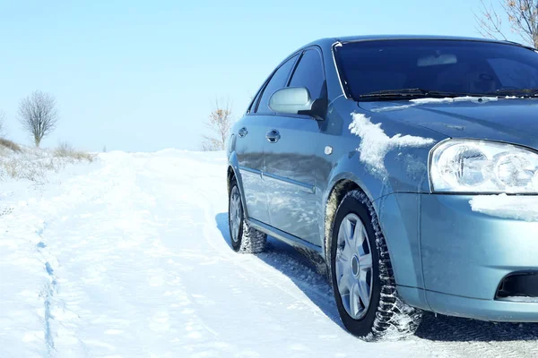 Bilen står på vinterväg — Stockfoto