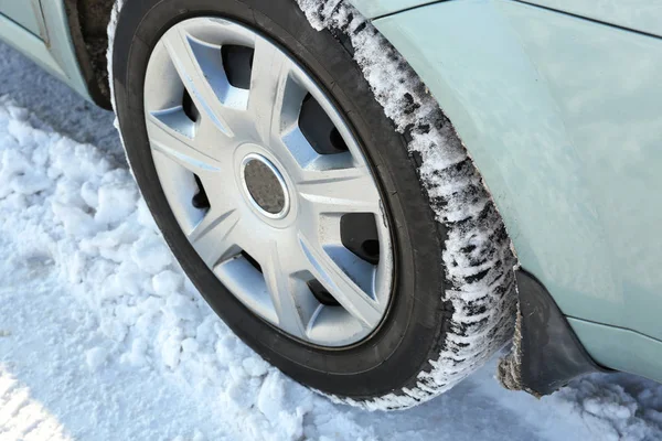 Rueda del coche en el día de invierno —  Fotos de Stock