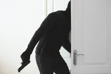 Silahla erkek hırsız