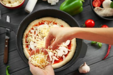 Kadın tavada pizza yapma 