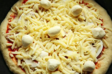 Peynirli çiğ pizza