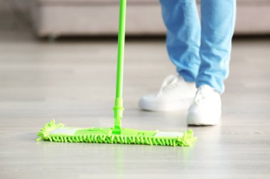 kadın sızlanır kat ev