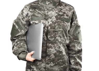 Asker beyaz üstünde laptop ile