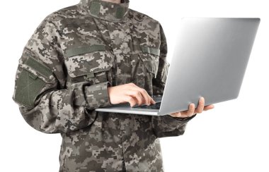 Asker beyaz üstünde laptop ile