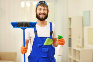 temizlik malzemeleri ile adam