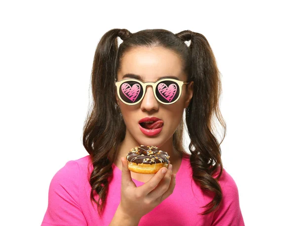 아름 다운 젊은 여자 먹는 도넛 — 스톡 사진