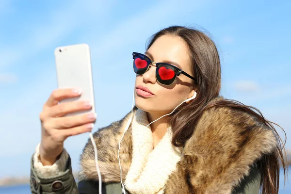 Joven Hermosa Mujer Gafas Sol Con Corazones Tomando Selfie Aire —  Fotos de Stock