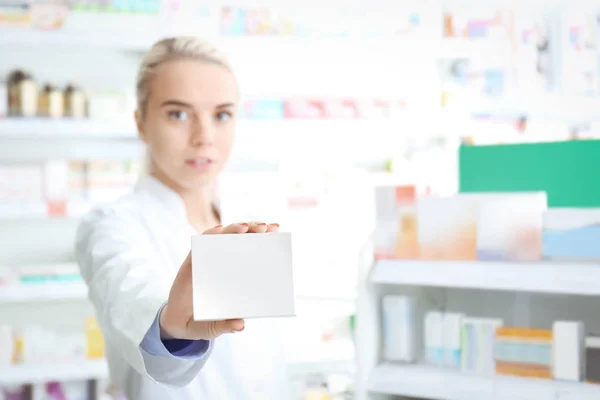 Assistante Magasin Féminine Avec Paquet Carton Travail — Photo