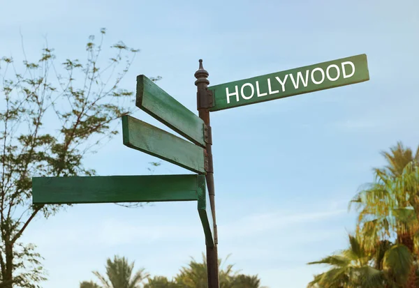 Jalan tanda dengan kata HOLLYWOOD — Stok Foto