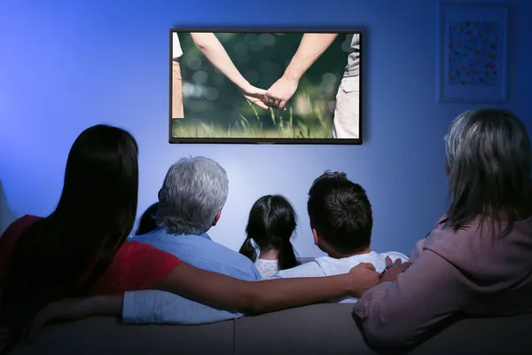 家でテレビを見ている家族 レジャーとエンターテインメントの概念 — ストック写真