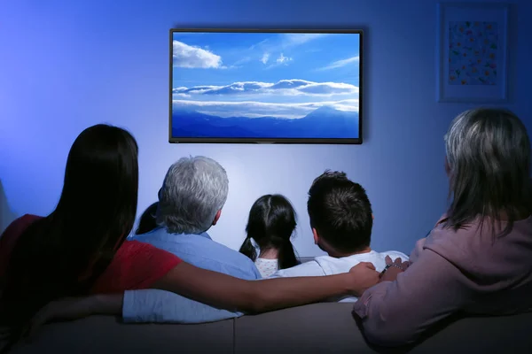 Οικογένεια Βλέποντας Τηλεόραση Στο Σπίτι Αναψυχής Και Ψυχαγωγίας Έννοια — Φωτογραφία Αρχείου