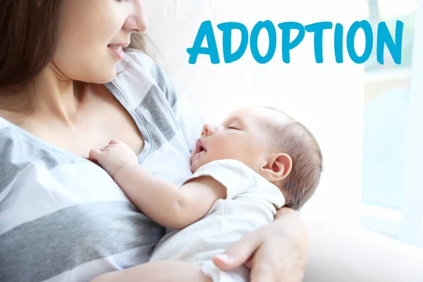 Conceito Adopção Mãe Segurando Bebê Dormindo Casa — Fotografia de Stock