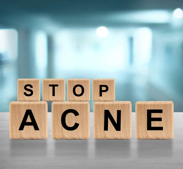 Текст STOP ACNE дерев'яних кубиків — стокове фото