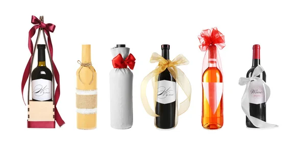 Μπουκάλια κρασιού με εορταστική διακόσμηση — Φωτογραφία Αρχείου