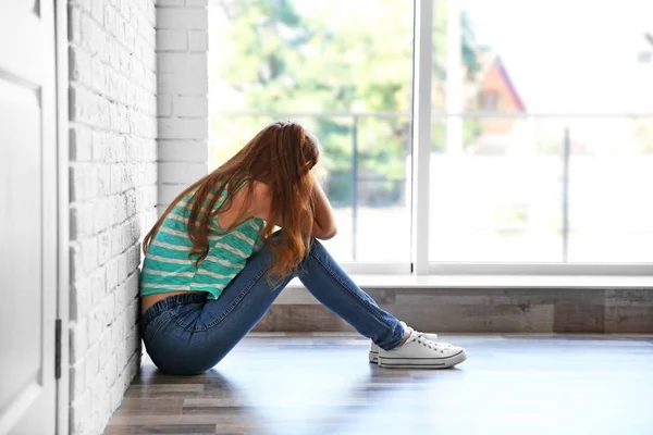 Triste Adolescente Sentada Cerca Ventana Una Habitación — Foto de Stock