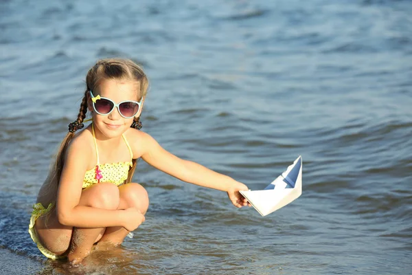 Niedliches Mädchen Spielt Mit Papierschiff Meer — Stockfoto