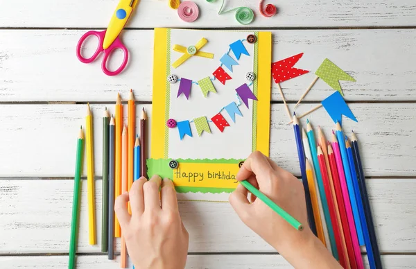 Manos femeninas creando tarjeta de regalo —  Fotos de Stock