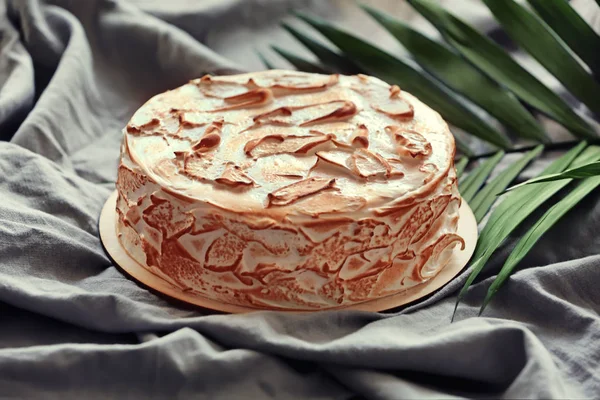 Heerlijke taart op servet — Stockfoto