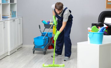 Genç adam zırlayıp kat